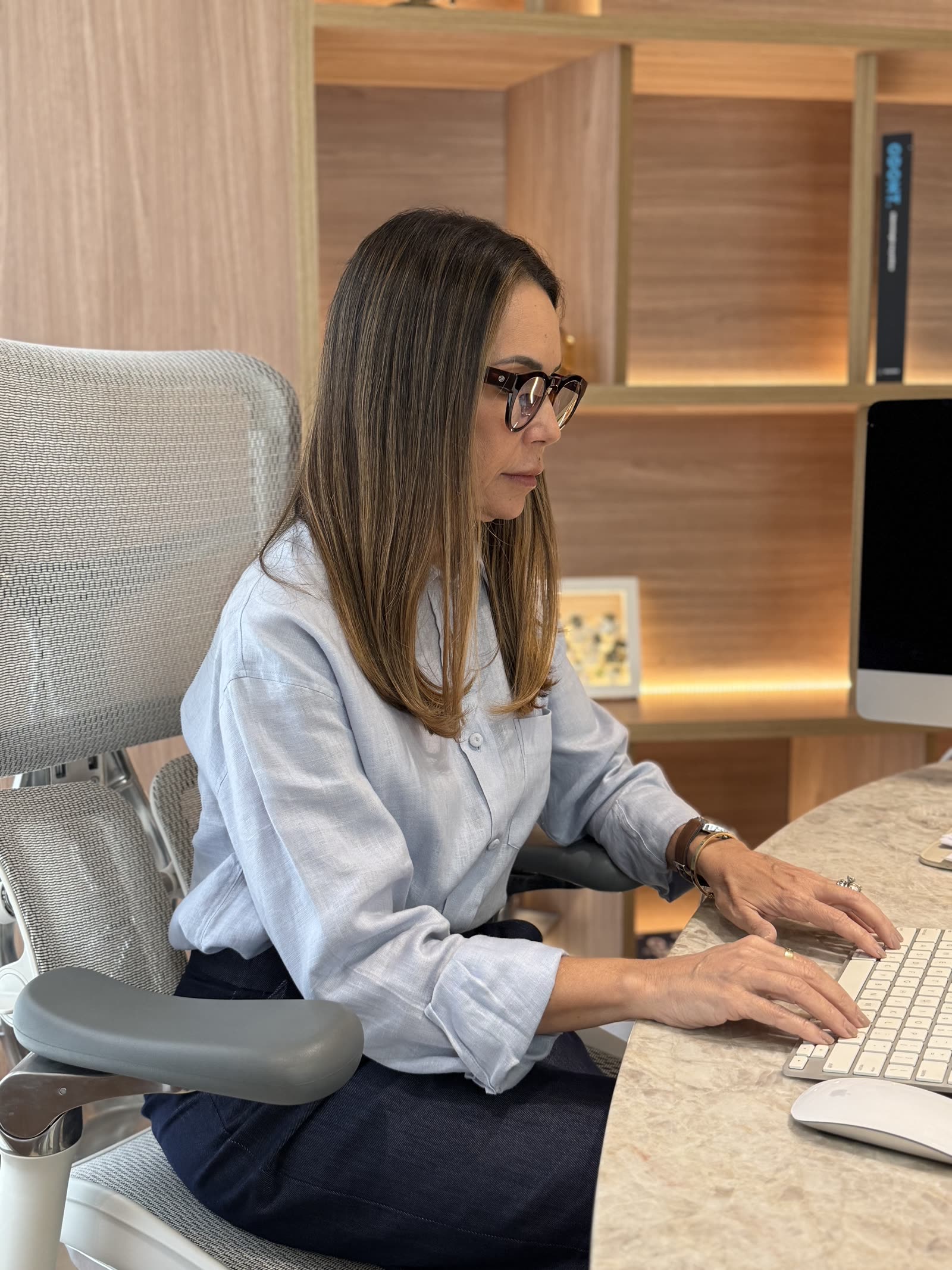 Dra. Ângela Braga no consultório em João Pessoa